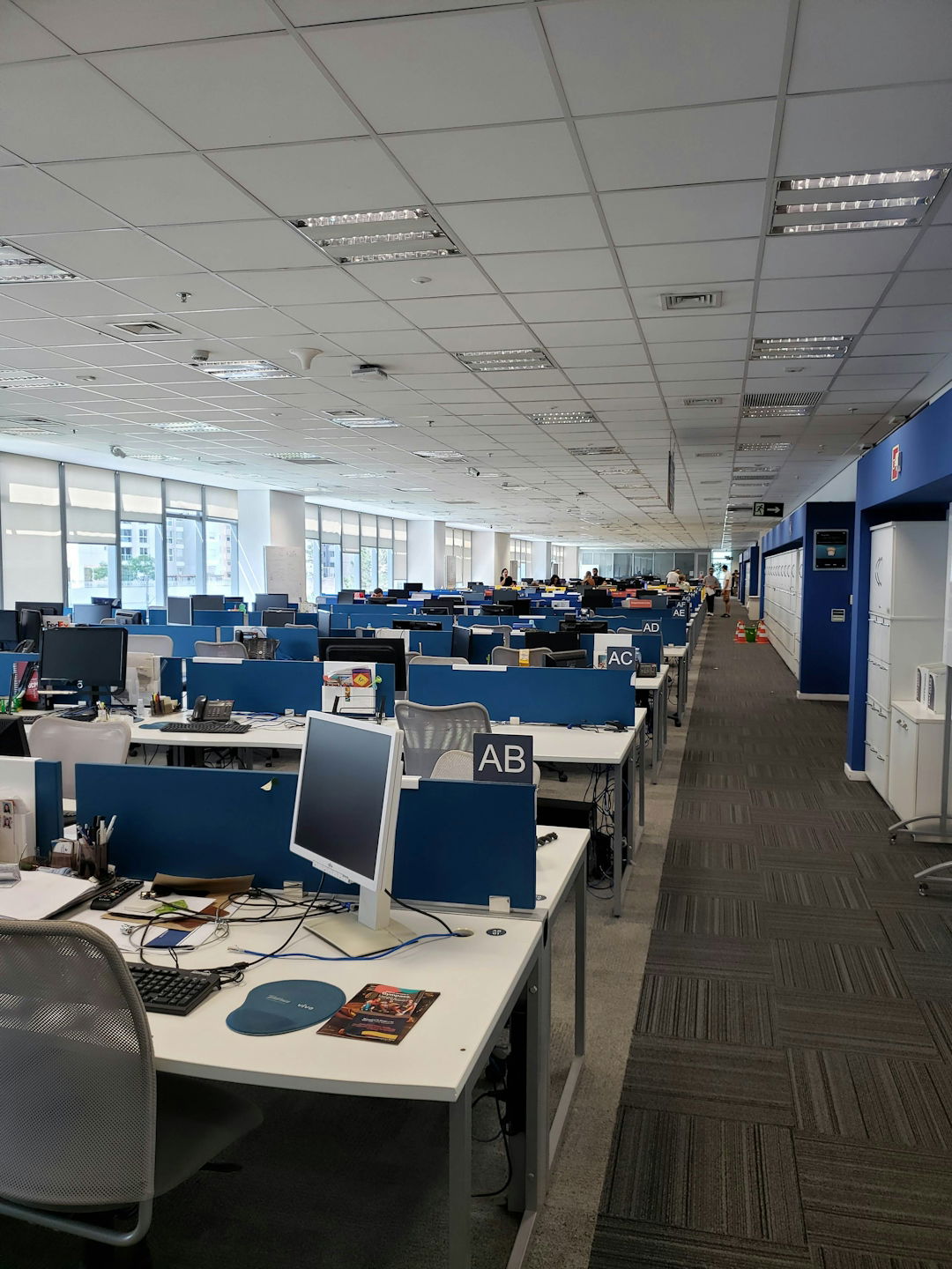 white-and-blue-office-rolling-chairs.jpg white and blue office rolling chairs